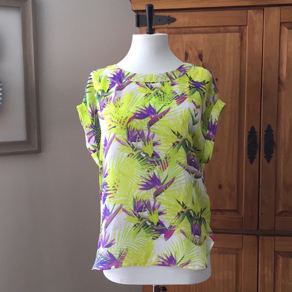 Fresh and flirty patterned top. Size XS.